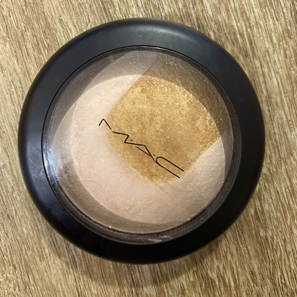 Mac MSF highlighter Centre of Attraction Highlighter - Picture 2 of 6